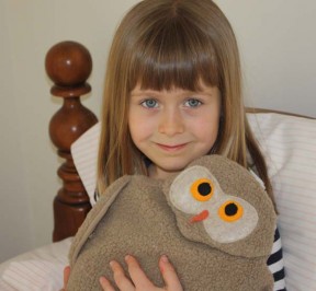Girl using Tan Owl body warmer and muscle relaxer to warm her hands